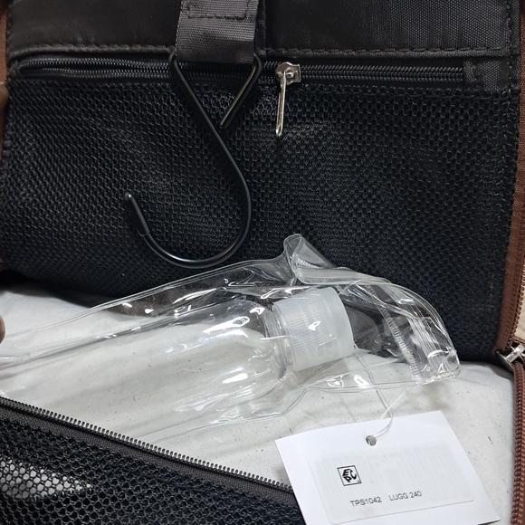 Perry Ellis Portfolio Faux Leather Compact Hanging Travel Kit - Picture 7 of 11